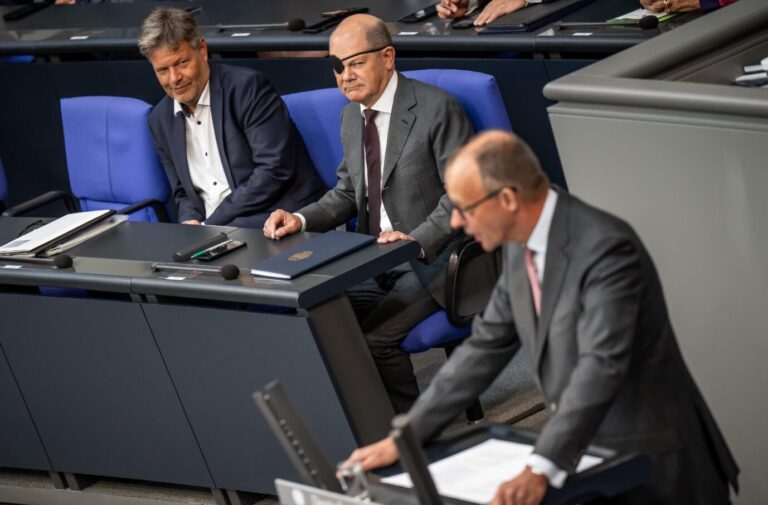 Kanzler Scholz (SPD) stiert Oppositionsführer Merz (CDU) bei dessen Rede im Bundestag an Foto: picture alliance/dpa | Michael Kappeler