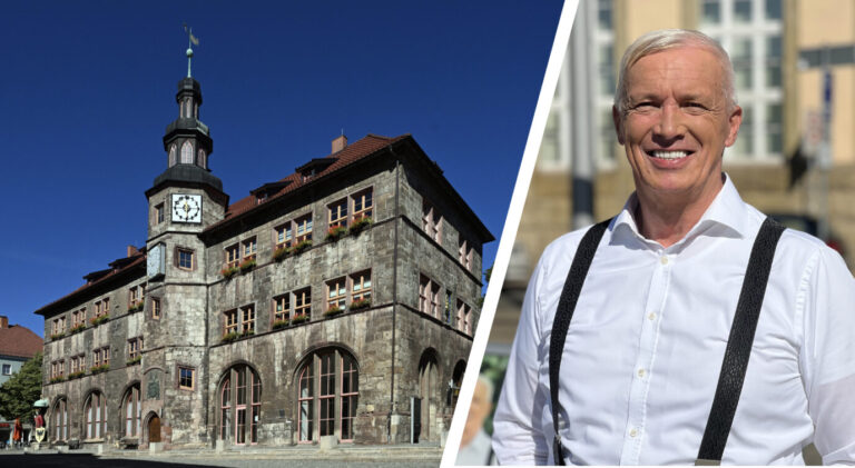 Jörg Prophet, OB-Kandidat der AfD, neben dem Rathaus der thüringischen Stadt Nordhausen