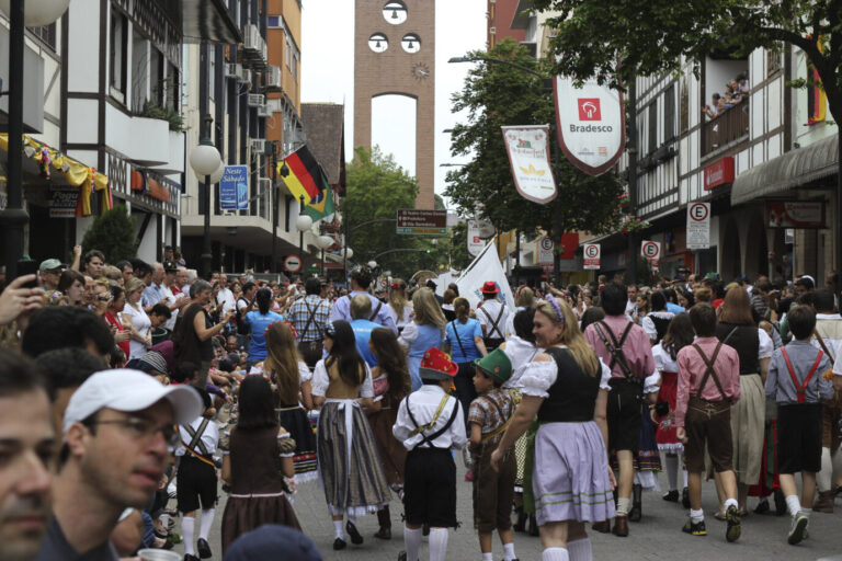Deutsches Oktoberfest im brasilianischen Blumenau: Schätzungsweise fünf bis sechs Millionen Deutschstämmige Leben in Brasilien.