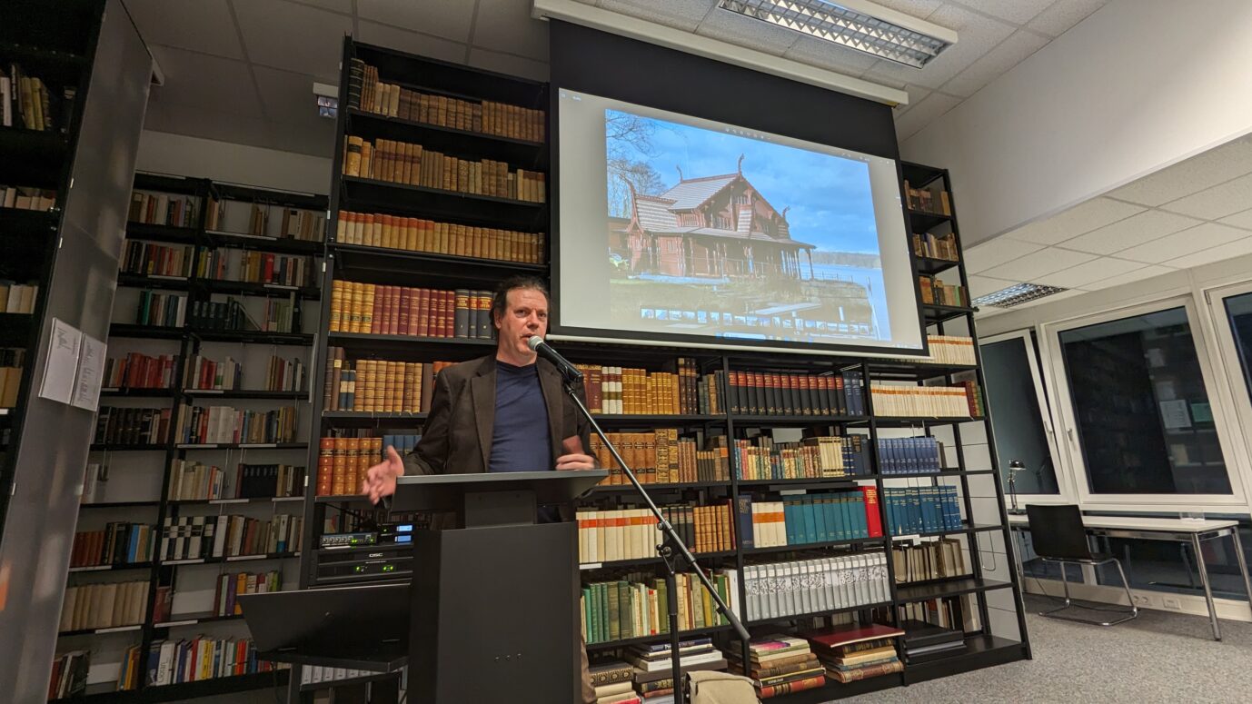 Auf dem Foto referiert Claus Wolfschlag in der Berliner Bibliothek des Konservatismus zum Thema Bauen. Er schilderte die Probleme bei der Durchsetzung traditioneller Architekturentwürfe. (Themenbild)