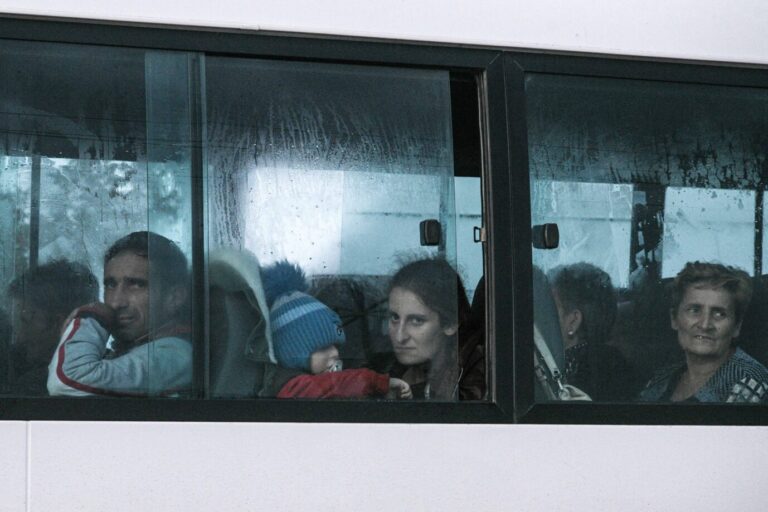 Ein Flüchtlingsbus im armenischen Kornidzor, unweit der Grenze zu Bergkarabach: Zehntausende fliehen derzeit vor den anrückenden aserbaidschanischen Soldaten Foto: picture alliance/dpa/TASS | Alexander Patrin
