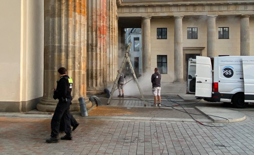 Die Reinigungsarbeiten am Brandenburger Tor gehen nach dem Farbanschlag der "Letzten Generation" weiter.