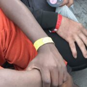 Migranten auf Lampedusa erhalten Armbänder