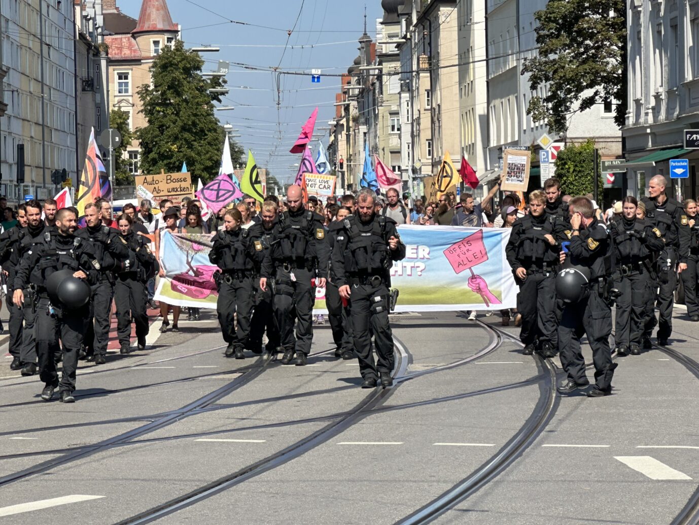 Linksradikale formieren ihren Demonstrationszug am Wochenende in München gegen die Internationale Automobilausstellung IAA