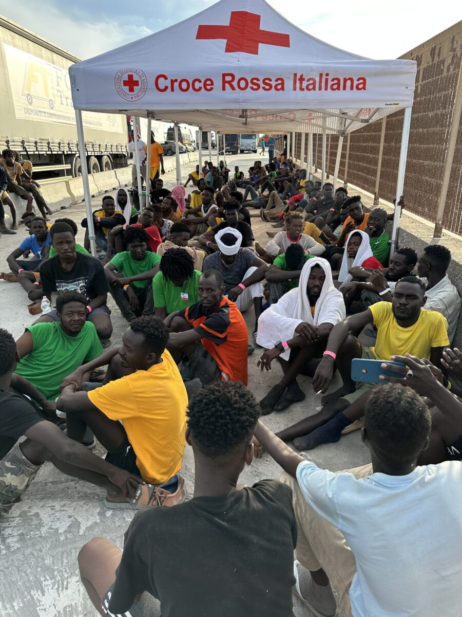 Migranten im Rot-Kreuz-Zelt auf Lampedusa