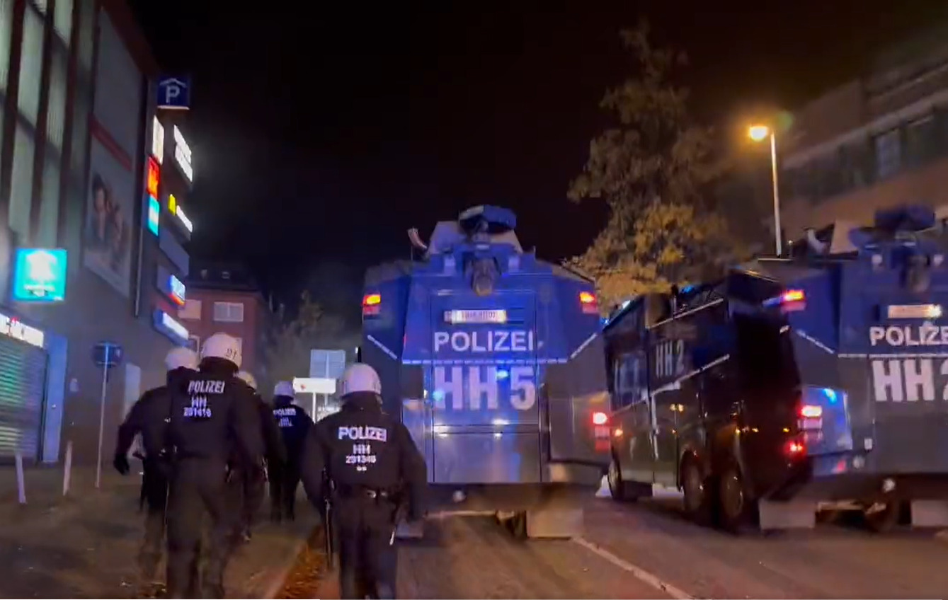 Die Hamburger Polizei ist aktuell mit Wasserwerfern im Einsatz, um die Ausschreitungen zu beenden.