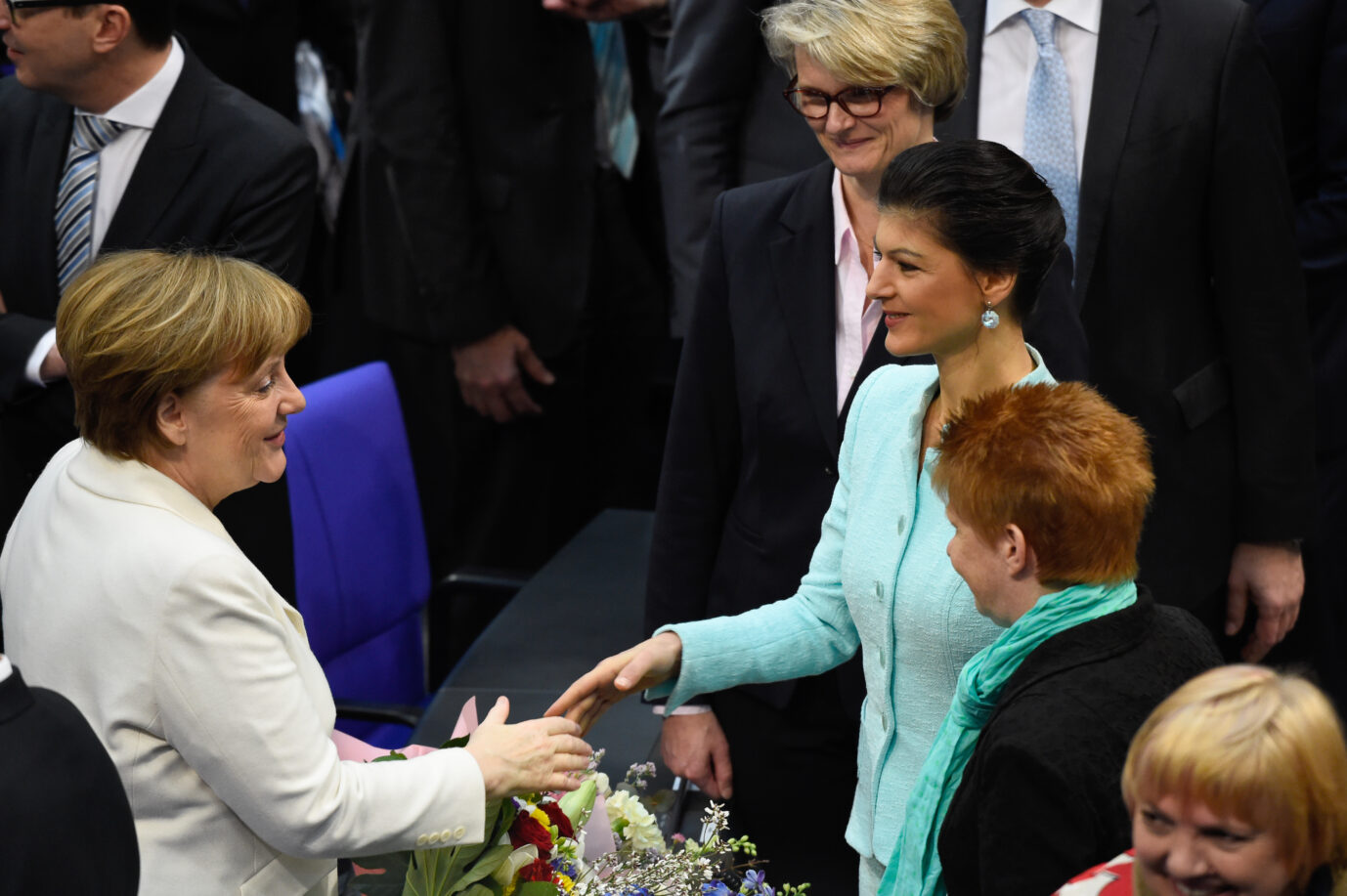 Auf dem Foto gratuliert Sahra Wagenknecht Angela Merkel zur Wahl als Bundeskanzlerin. Heute schließt sie Bündnisse mit der CDU nicht aus. (Themenbild/Symbolbild)