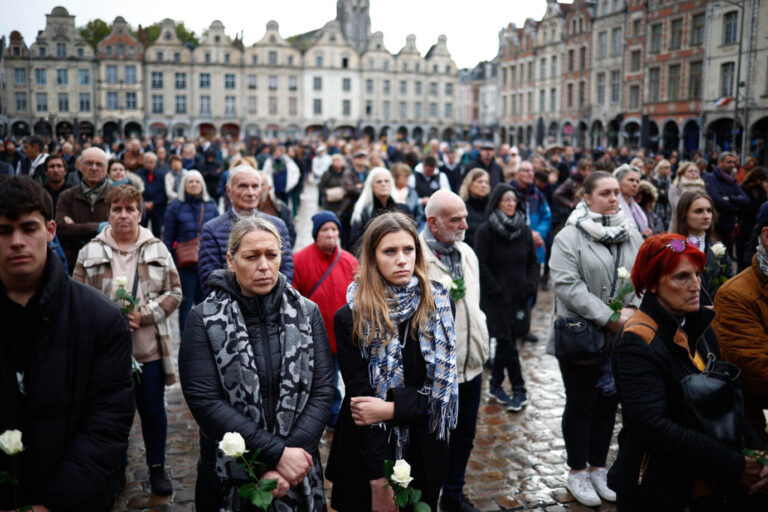 Trauergäste nehmen Abschied vom ermordeten Lehrer Dominique Bernard in Arras: Frankreich hat ein strukturelles Problem.