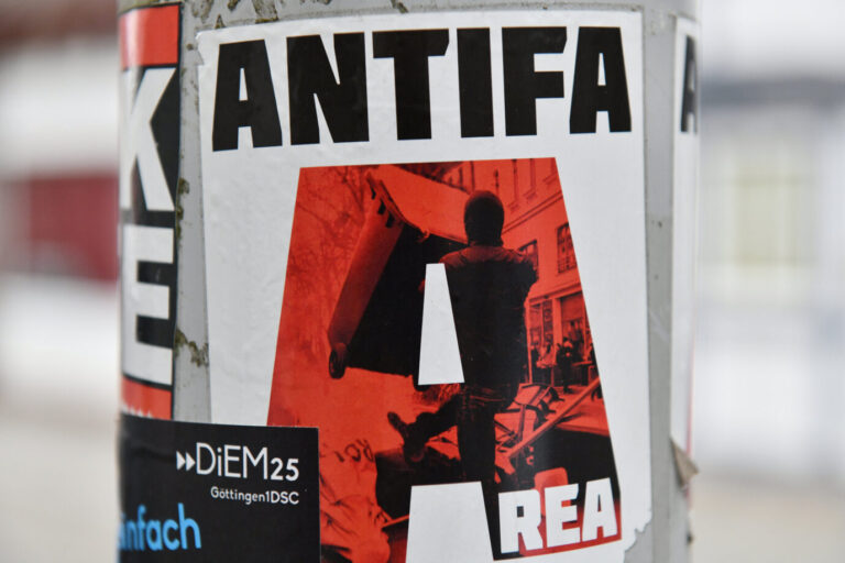Ein Antifa-Aufkleber in Göttingen: Linksextremisten bekennen sich zu Anschlag auf Linkes Hausprojekt.