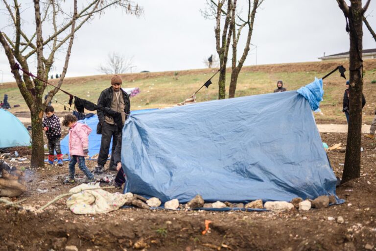 Syrer Flüchtlinge haben in der Stadt Edirne Türkei nahe der Grenze zu Griechenland am Fluß Tundscha ihr Lager errichtet: Viele wollen lieber nach Europa als zurück nach Syrien Foto: JF