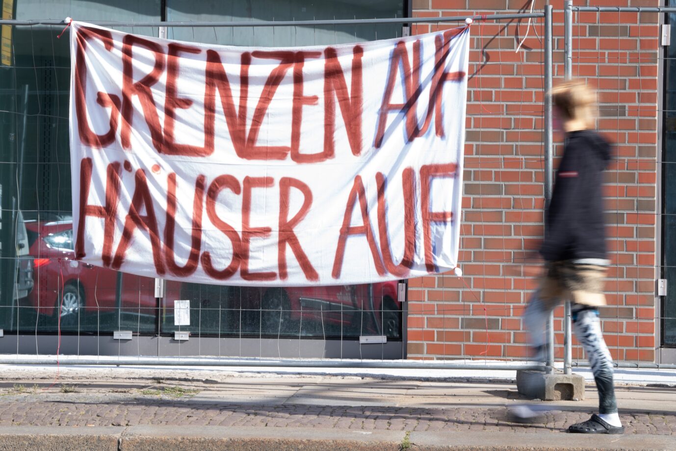Banner in Dresden (Archiv): Mieter raus, Asylbewerber rein Foto: picture alliance/dpa/dpa-Zentralbild | Sebastian Kahnert