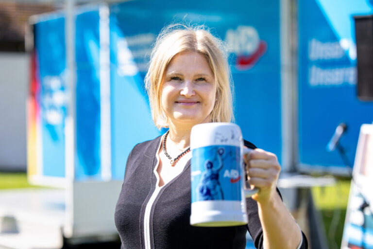 AfD-Spitzenkandidatin Katrin Ebner-Steiner im Landtagswahlkampf 2023 in Bayern setzt auf Wahlerfolg über Freie Wähler und Grüne und greift auch die CDU an. Zuvor war sie Vorsitzende der AfD-Fraktion im Bayerischen Landtag und stellvertretende Landesvorsitzende. Hier hält die Abgeordnete des Bayerischen Landtags beim Politischen Frühschoppen Gillamoos einen Maßkrug in der Hand. Quelle: picture alliance/dpa, Matthias Balk