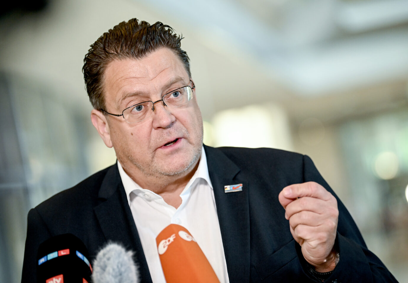 Stephan Brandner im Bundestag bei einer Pressekonferenz, der AfD-Mann wollte wissen, weshalb die Zahl der ausreisepflichtigen Ausländer sinkt Foto: picture alliance/dpa | Britta Pedersen