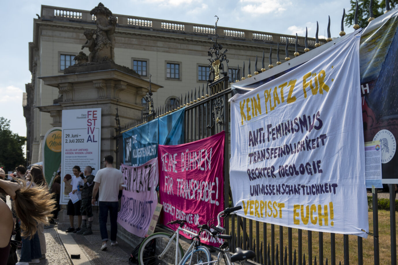 Auf dem Foto befinden sich Transparente gegen den Auftritt von Marie-Luise Vollbrecht an der Humboldt-Universität in Berlin. Das Bild steht für eine der Bedrohungen für die Meinungsfreiheit. (Themenbild/Symbolbild)