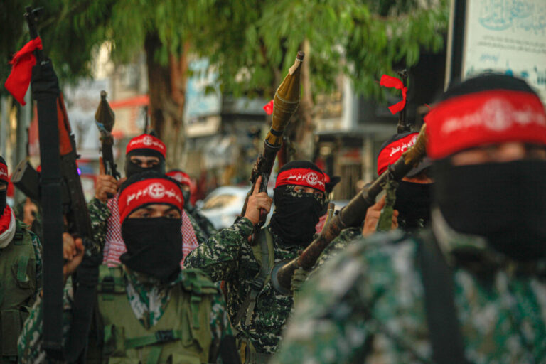 Eine Militärparade der Terrororganisation PFLP: Vorfeldorganisationen werden mit deutschem Steuergeld finanziert.