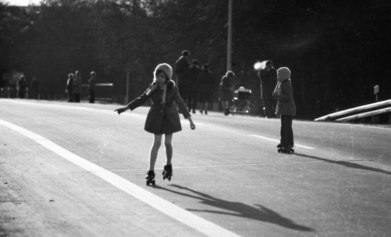 Spielende Kinder und Spaziergänger auf der leeren Autobahn stehen sinnbildlich für die Ölkrise 1973 und die Sonntagsfahrverbote in Westdeutschland.