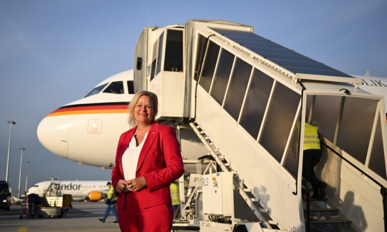 Innenministerin Nancy Faeser (SPD) vor einer Maschine der Flugbereitschaft: Während sich die innenpolitische Situation in Deutschland anheizt, macht sie Urlaub auf Mallorca
