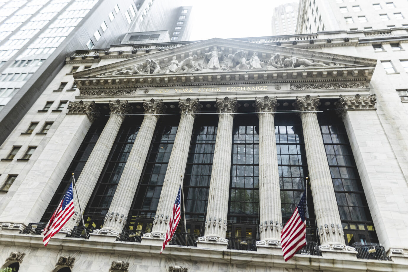 Auf dem Foto ist ein Gebäude der US-Börse in New York. Dort suchen europäische Firmen nach Kapitalgebern.