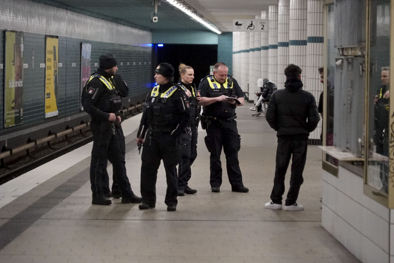 Polizisten sichern eine U-Bahn-Station in Hamburg nach einer Messerattacke: Alltag in Deutschland? Foto: picture alliance/dpa