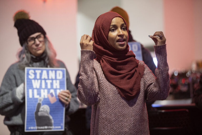 Die demokratische Abgeordnete Ilhan Omar fordert ein Ende der Unterstützung Israels durch die USA.