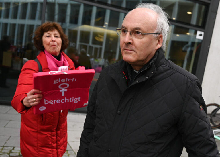 Im Bild befindet sich der katholische Bischof von Regensburg, Rudolf Voderholzer. Er kritisiert die EKD-Stellungnahme zur Abtreibung.