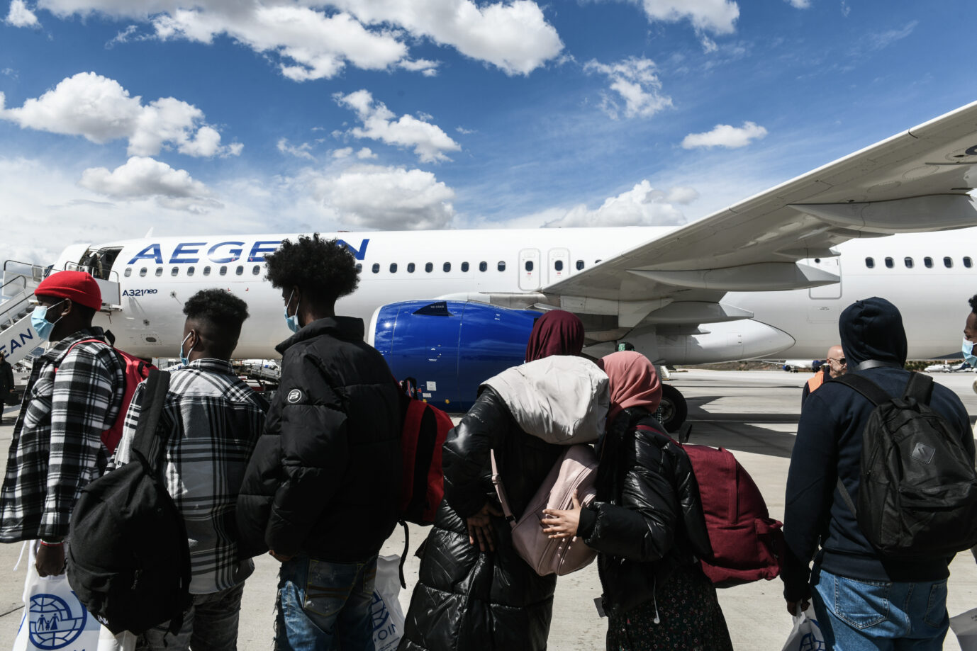 Abflug für junge Migranten im Rahmen des Umsiedlungs-Programms von Athen nach Portugal Foto: picture alliance / ANE / Eurokinissi | Tatiana Bolari / Eurokinissi