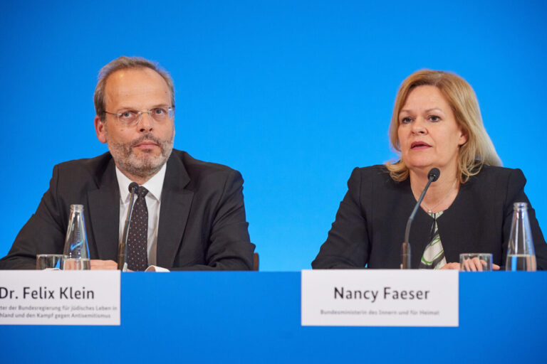 Antisemitismusbeauftragter Felix Klein (l,CDU) und Bundesinnenministerin Nancy Faeser (r,SPD) bei einer Pressekonferenz, beide wollen verstärkt gegen muslimischen Antisemitismus vorgehen Foto: picture alliance / epd-bild | Christian Ditsch Nun geht es um Volksverhetzung.