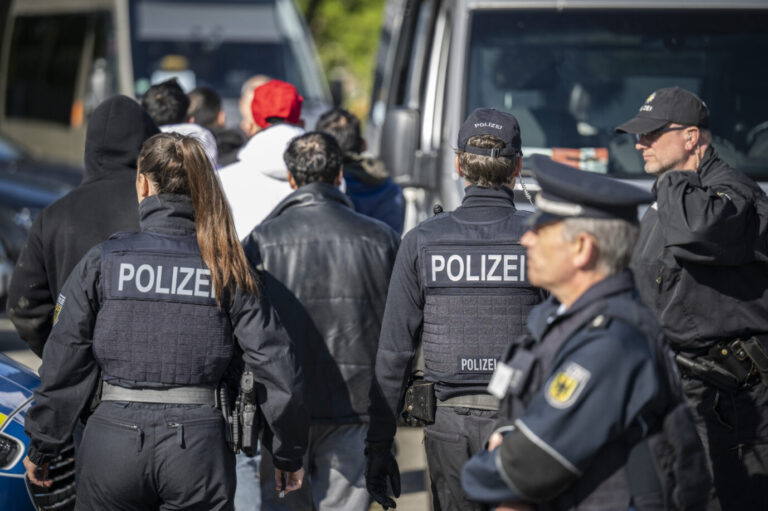 Polizeibeamte eskortieren aufgefangene Migranten Migration zu einem Transporter an der polnischen Grenze Foto:picture alliance/dpa | Hannes P Albert