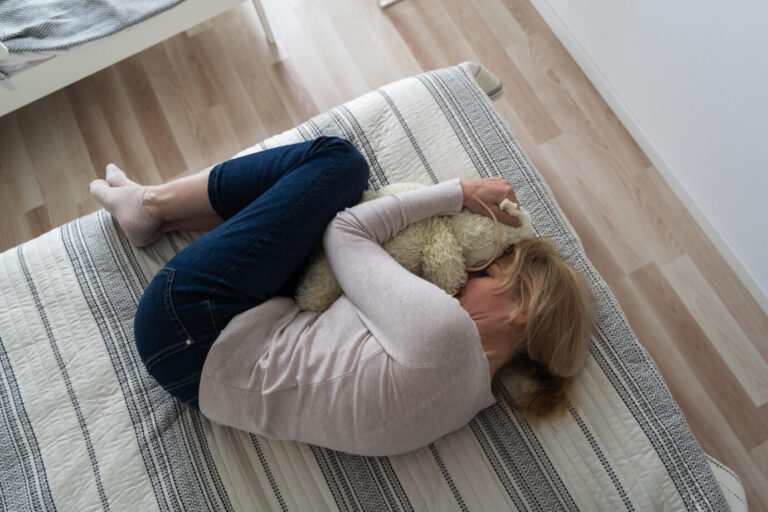 Verzweifelte Frau (Symbolbild): Die Lebensqualität sinkt Foto: picture alliance / Zoonar | Alexandra Troyan Viele verlieren den Glauben an die Zukunft.