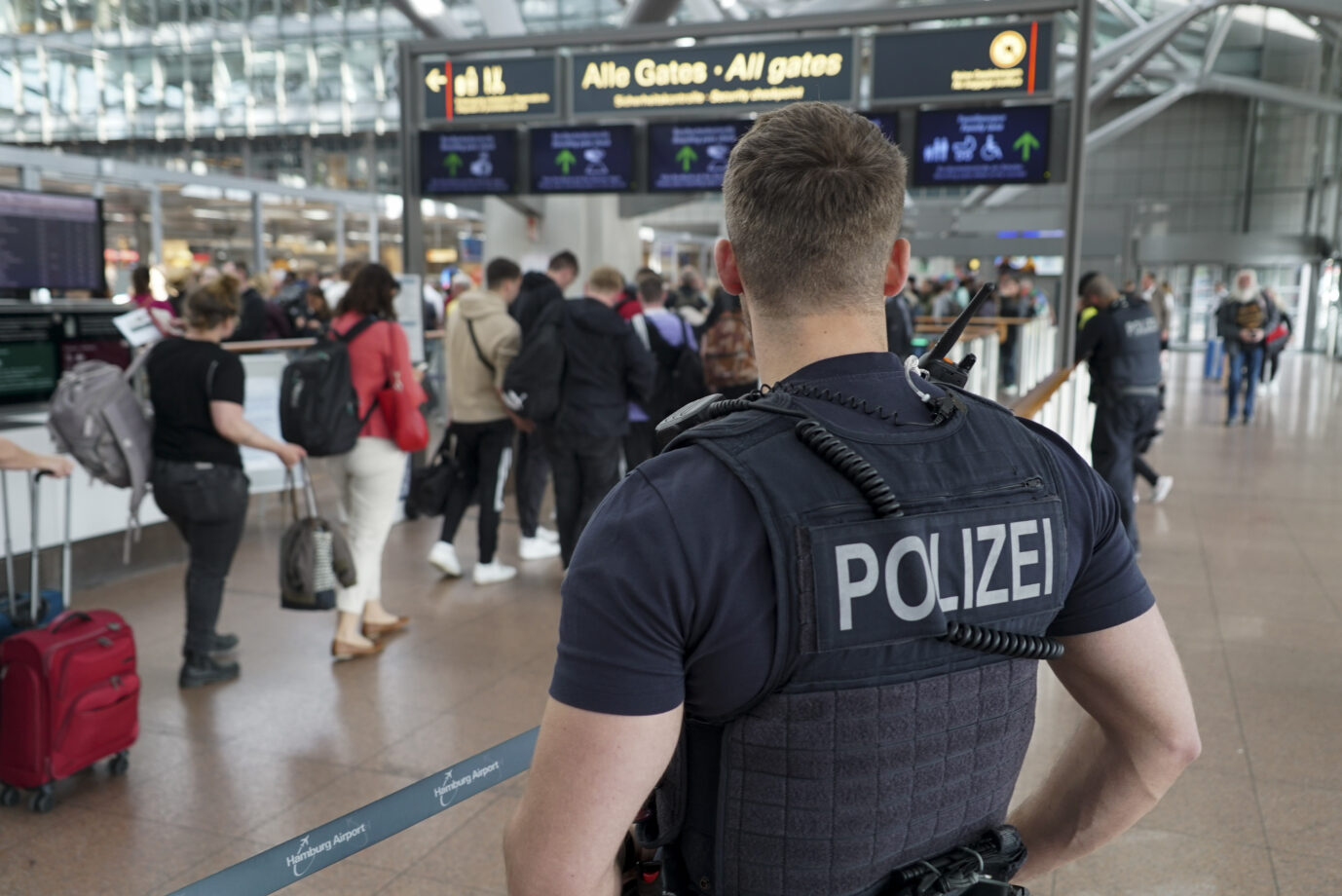 Ein Bundespolizist unterstützt bei der Sicherheitskontrolle am Hamburger Flughäfen, auch die Beamten werden immer häufiger Opfer von Gewalt Foto: picture alliance