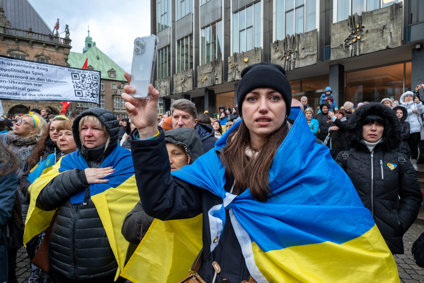 Gehen kaum arbeiten: Ukrainer bei einer Demonstration zum ersten Jahrestag des russischen Angriffs auf ihr Land in Bremen.