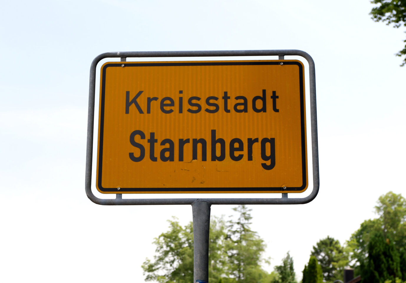Im Kreis Starnberg will der CSU-Landrat notfalls Immobilien für die Unterbringung von Migranten beschlagnahmen.
