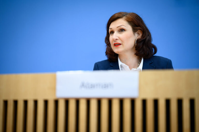 Ferda Ataman, Unabhängige Bundesbeauftragte für Antidiskriminierung, stellt in der Bundespressekonferenz den Jahresbericht 2022 der Antidiskriminierungsstelle des Bundes vor. Ferda Ataman wurde im Juli 2022 vom Deutschen Bundestag für fünf Jahre zur Unabhängigen Bundesbeauftragten für Antidiskriminierung und Leiterin der Antidiskriminierungsstelle des Bundes gewählt.