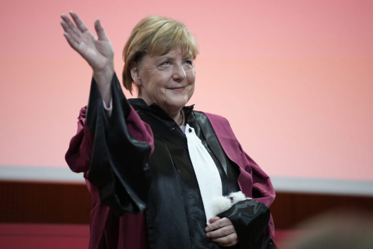 Ehemalige Bundeskanzlerin Angela Merkel bei einer Preisverleihung in Paris, für AfD-Wähler hat die CDU-Frau kein Verständnis Foto: AP Photo/Lewis Joly