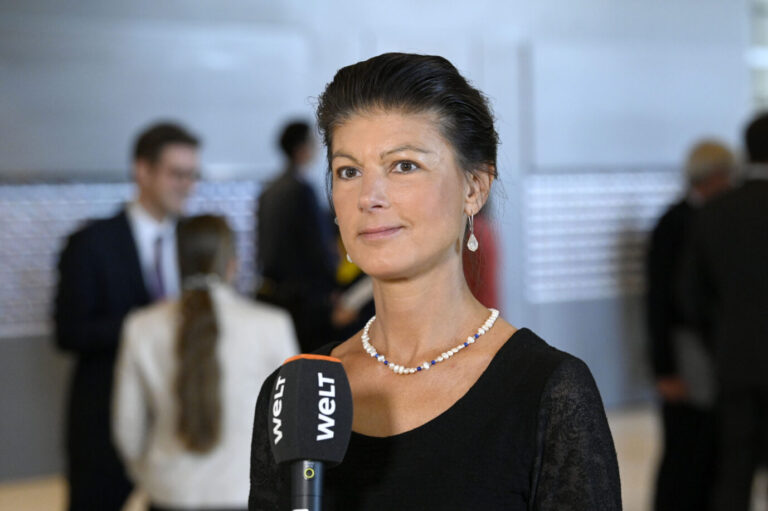 Sahra Wagenknecht bei einem Pressestatement: Am Montag soll sie die Gründung einer eigenen Partei ankündigen Foto: picture alliance / Geisler-Fotopress | Frederic Kern/Geisler-Fotopress