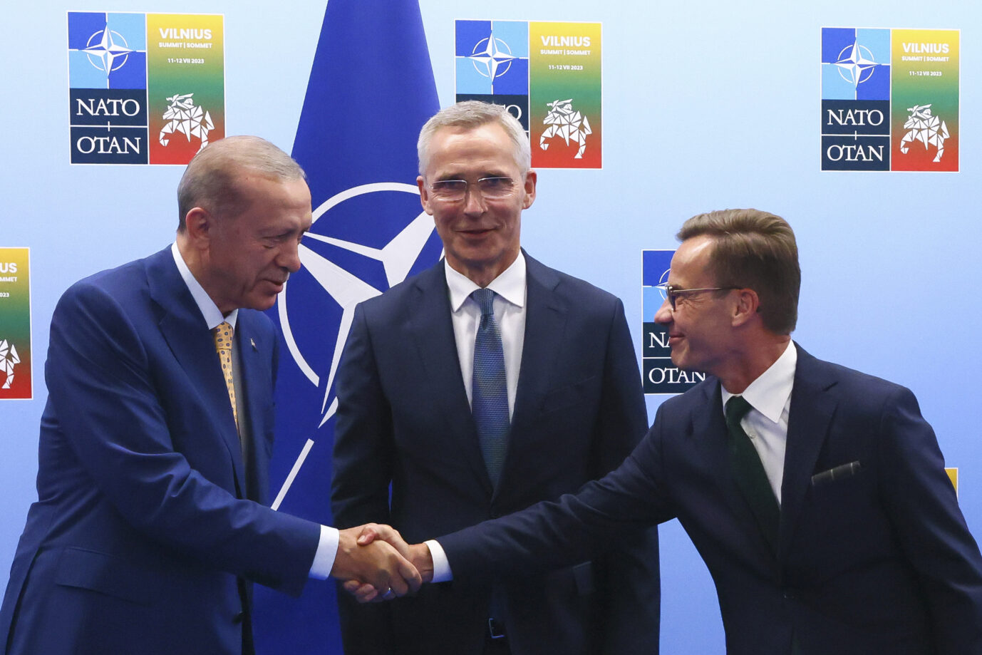 Auf dem Foto befinden sich der türkische Präsident Erdogan, der NATO-Generalsekretär Stoltenberg und der schwedische Ministerpräsident Kristersson. (Themenbild)