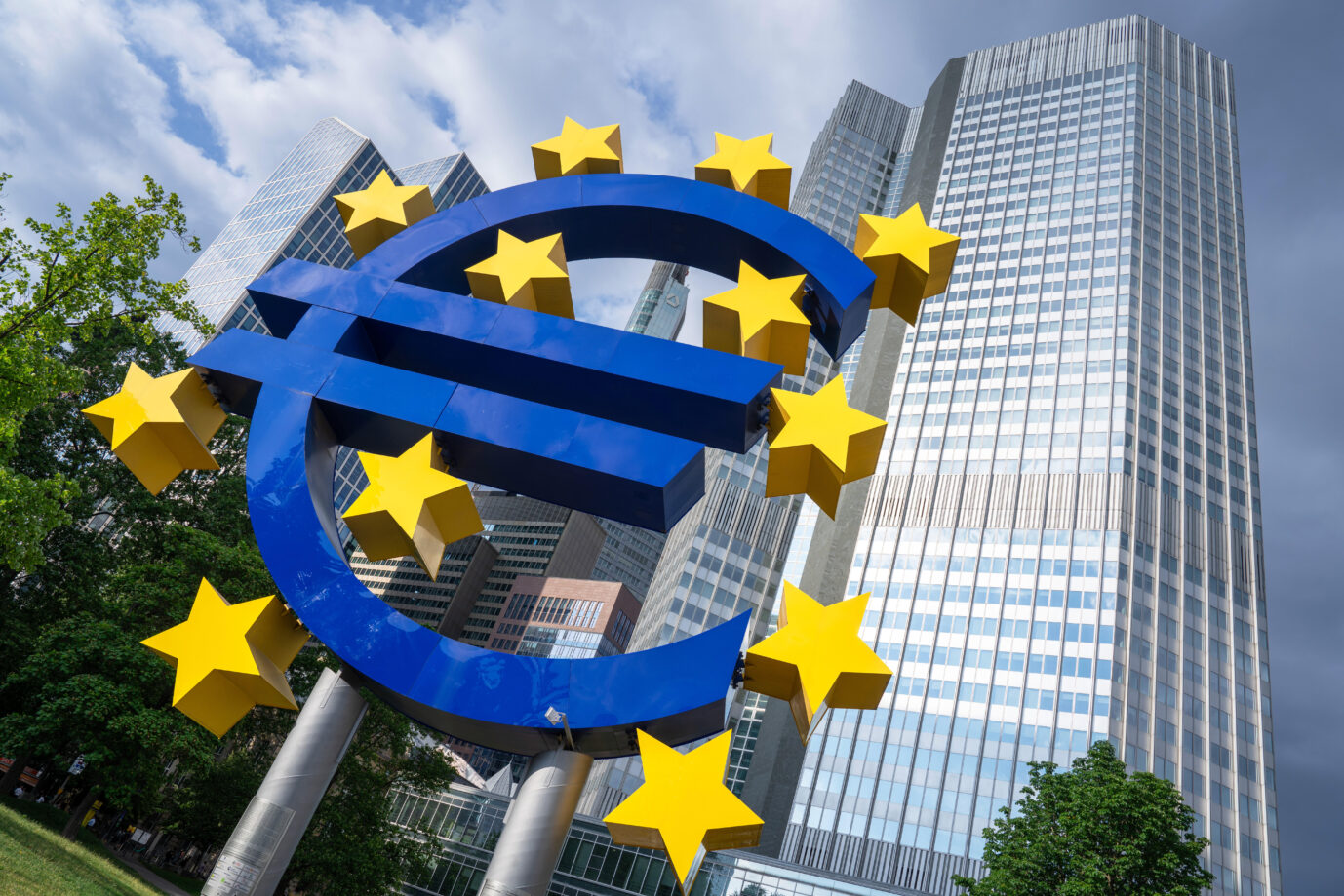 Auf dem Foto befindet sich eine Euro-Skulptur vor dem Sitz der Europäischen Zentralbank. Die Inflation sorgt für Probleme bei den Sparern. (Themenbild/Symbolbild)
