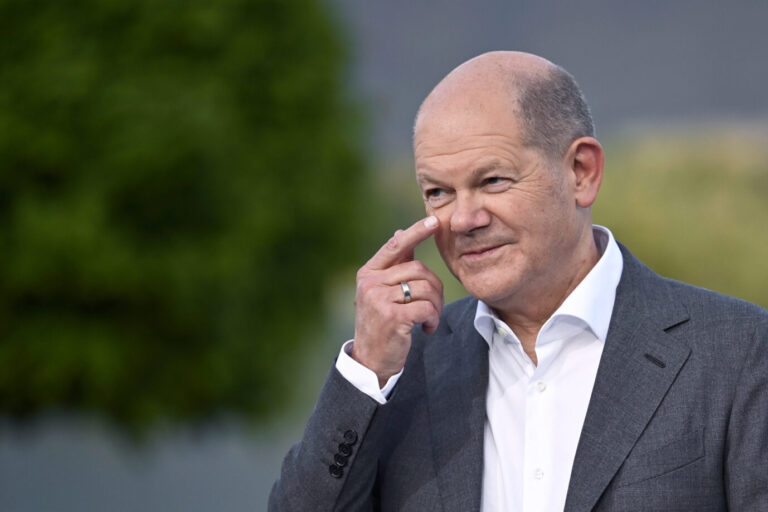 Bundeskanzler Olaf Scholz (SPD) posiert am Rande des Bürgerdialog im Festspielhaus Neuschwanstein in Füssen am Ufer des Forggensee für Fotos mit Teilnehmern. Füssen,