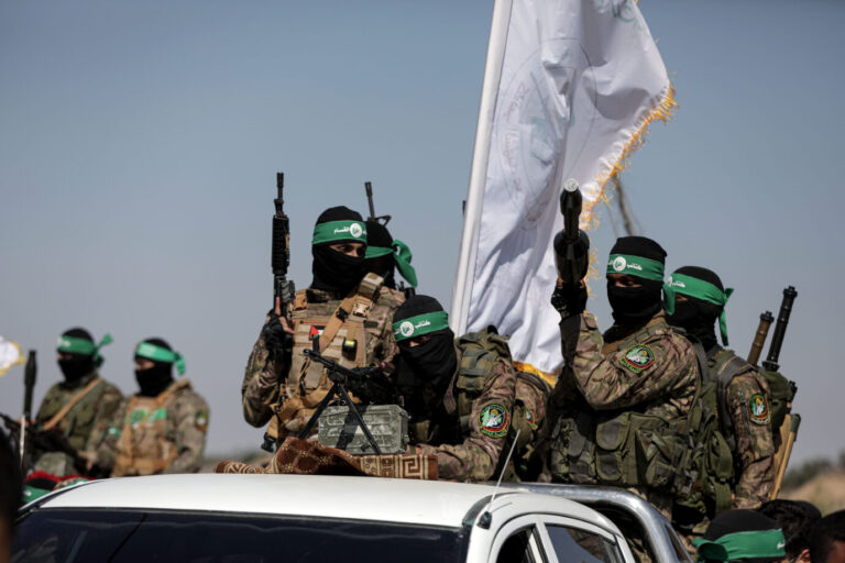 Hamas-Kämpfer, auf einem Lastwagen während einer Militärparade zur Erinnerung an den 51-Tage Krieg mit Israel nahe der Grenze zu Israel im zentralen Gazastreifen Foto: picture alliance / ZUMAPRESS.com | Yousef Masoud Nun geht es um die Gelder für die Palästinenser