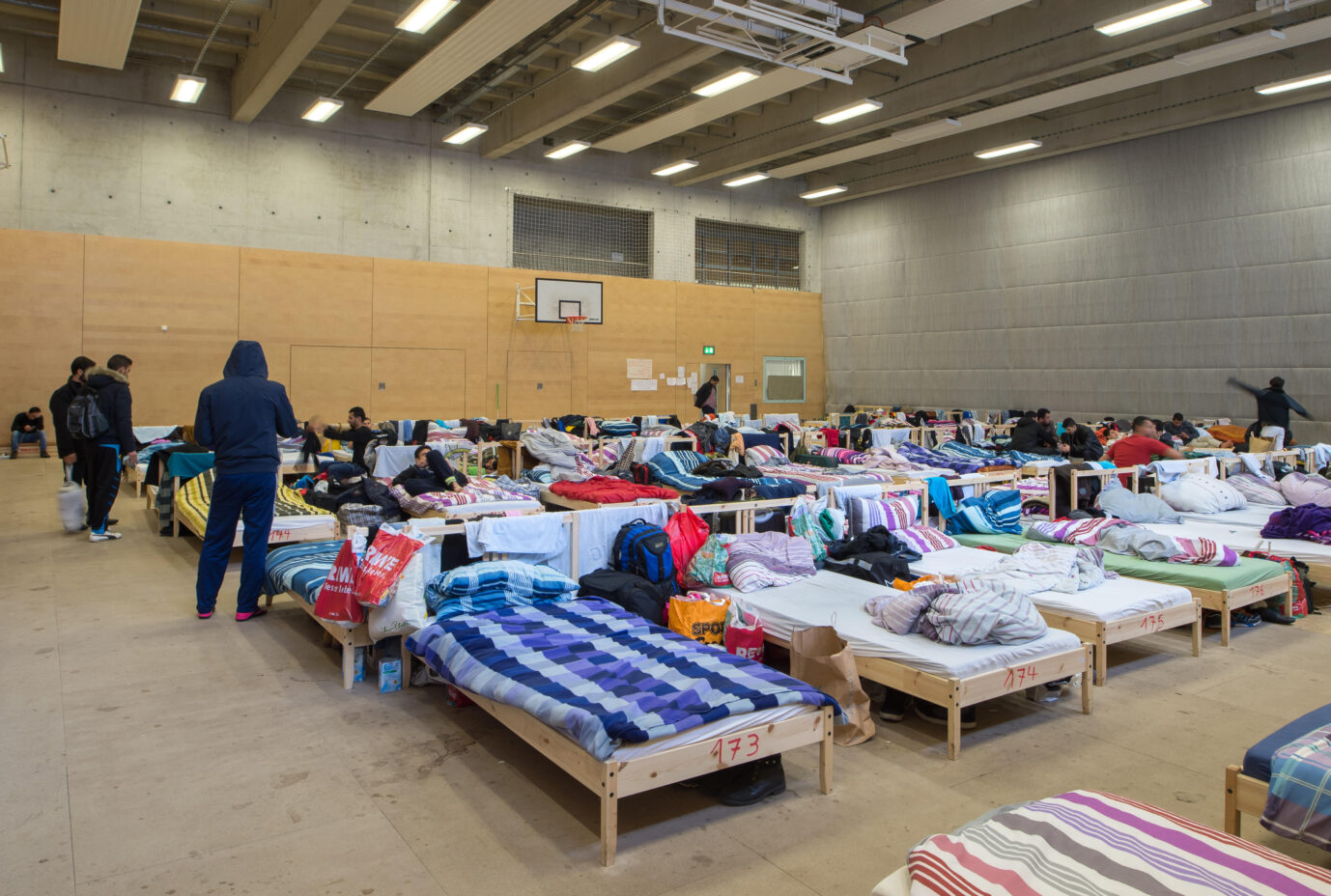 Stuttgart: Ein gewohntes Bild aus Zeiten der Migrationskrise 2015/16: Flüchtlinge leben in Turnhallen.