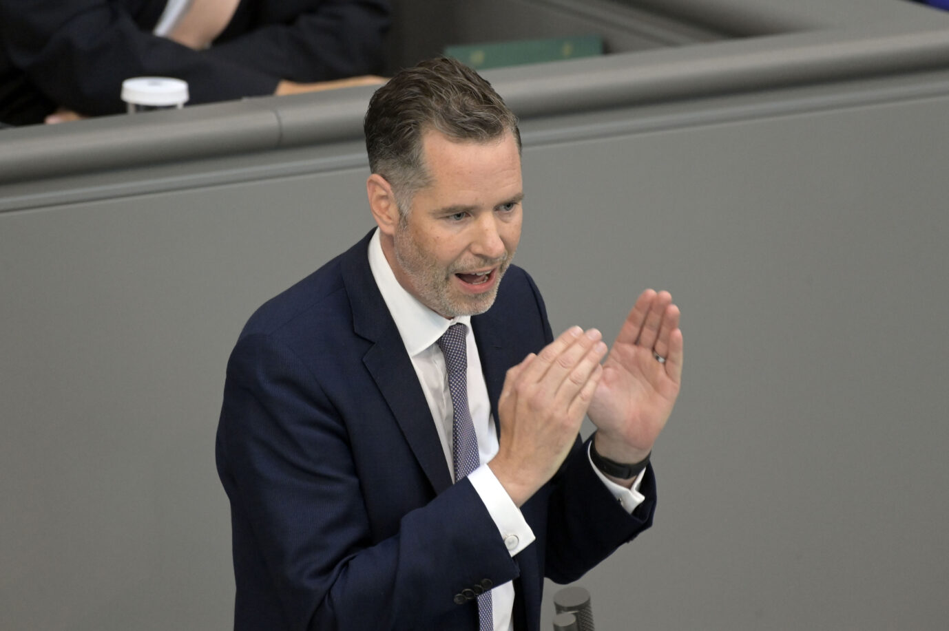 Kein Geld für Seenotretter und Flüchtlinge: FDP-Fraktionschef Christian Dürr vollzieht in der Asylpolitik eine 180-Grad-Wende.