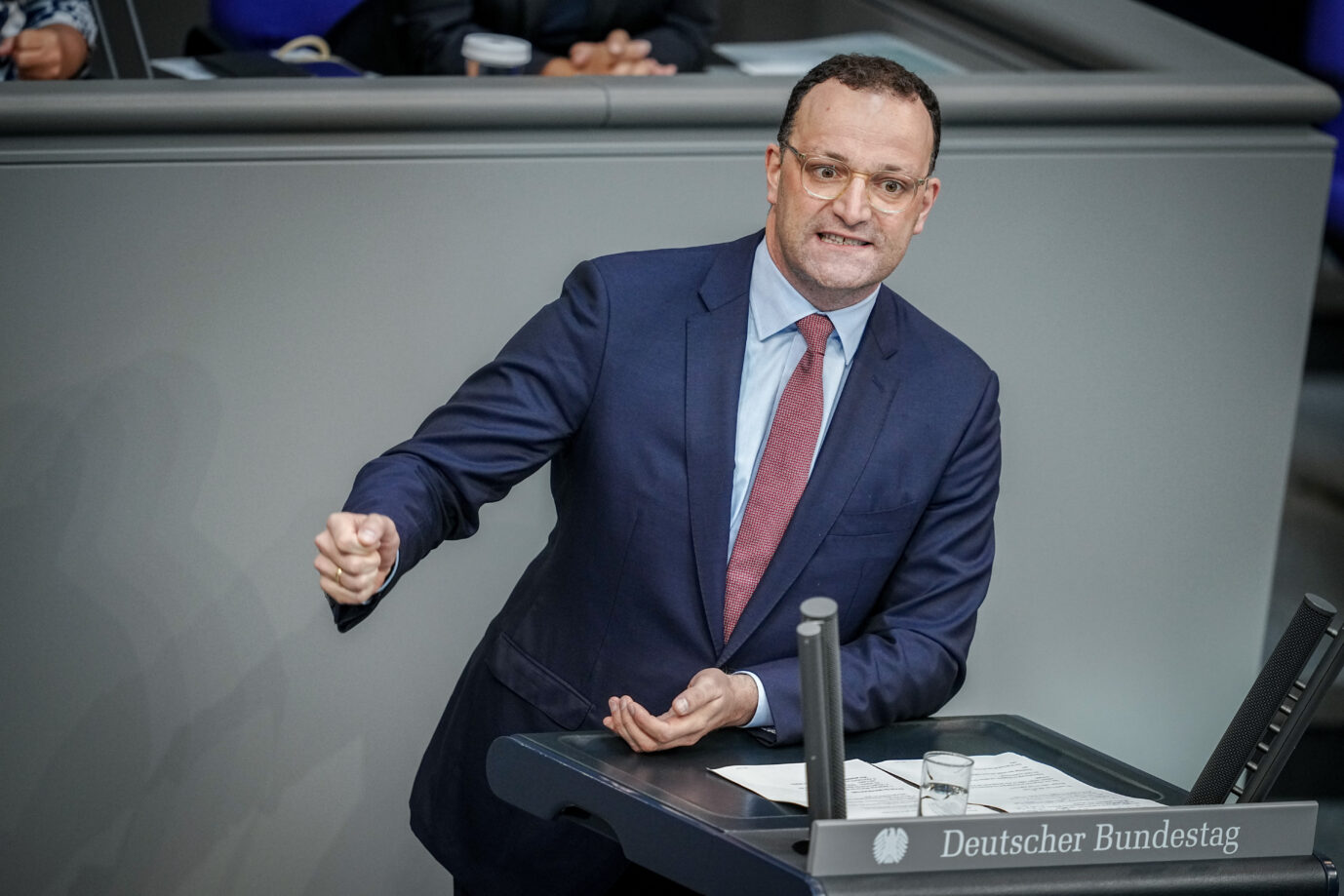 Migration mit Gewalt aufhalten: Der CDU-Politiker Jens Spahn im September bei einer Rede im Bundestag.