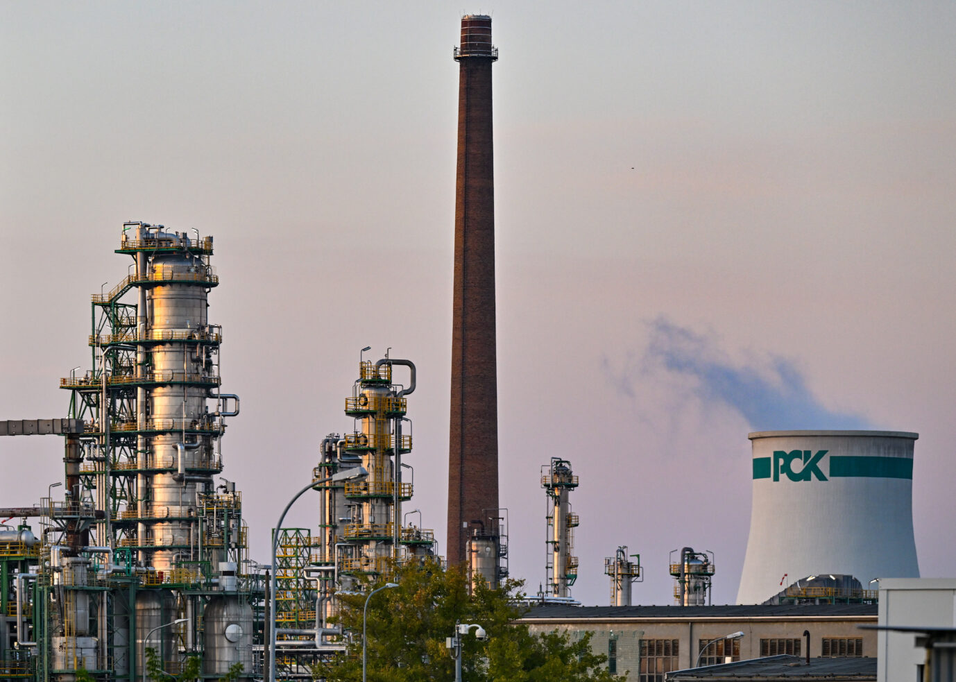 Auf dem Foto befindet sich die PCK-Raffinerie in Schwedt. Sie verarbeitet vor allem Erdgas.