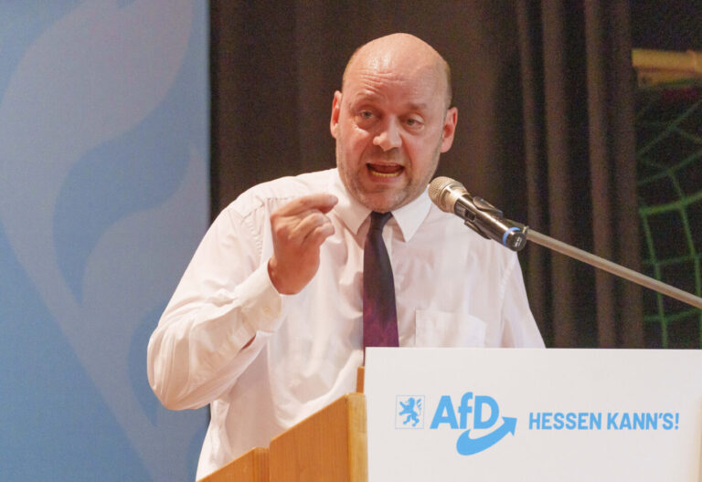 Robert Lambrou (AfD), AfD-Landesvorsitzender/Spitzenkandidat zur Landtagswahl, spricht auf der AfD-Wahlkampfveranstaltung. Die hessische AfD hält ihren Wahlkampfauftakt zur Landtagswahl in Hessen in der Sport- und Kulturhalle Meerholz ab. Mehrere Vereine und Institutionen demonstrieren am Rande der AfD-Veranstaltung unter dem Motto «Wir sind mehr! - Fest für Demokratie und gesellschaftlichen Zusammenhalt». Die Hessen-Wahl soll am 8. Oktober 2023 stattfinden. Quelle: picture alliance/dpa, Andreas Arnold