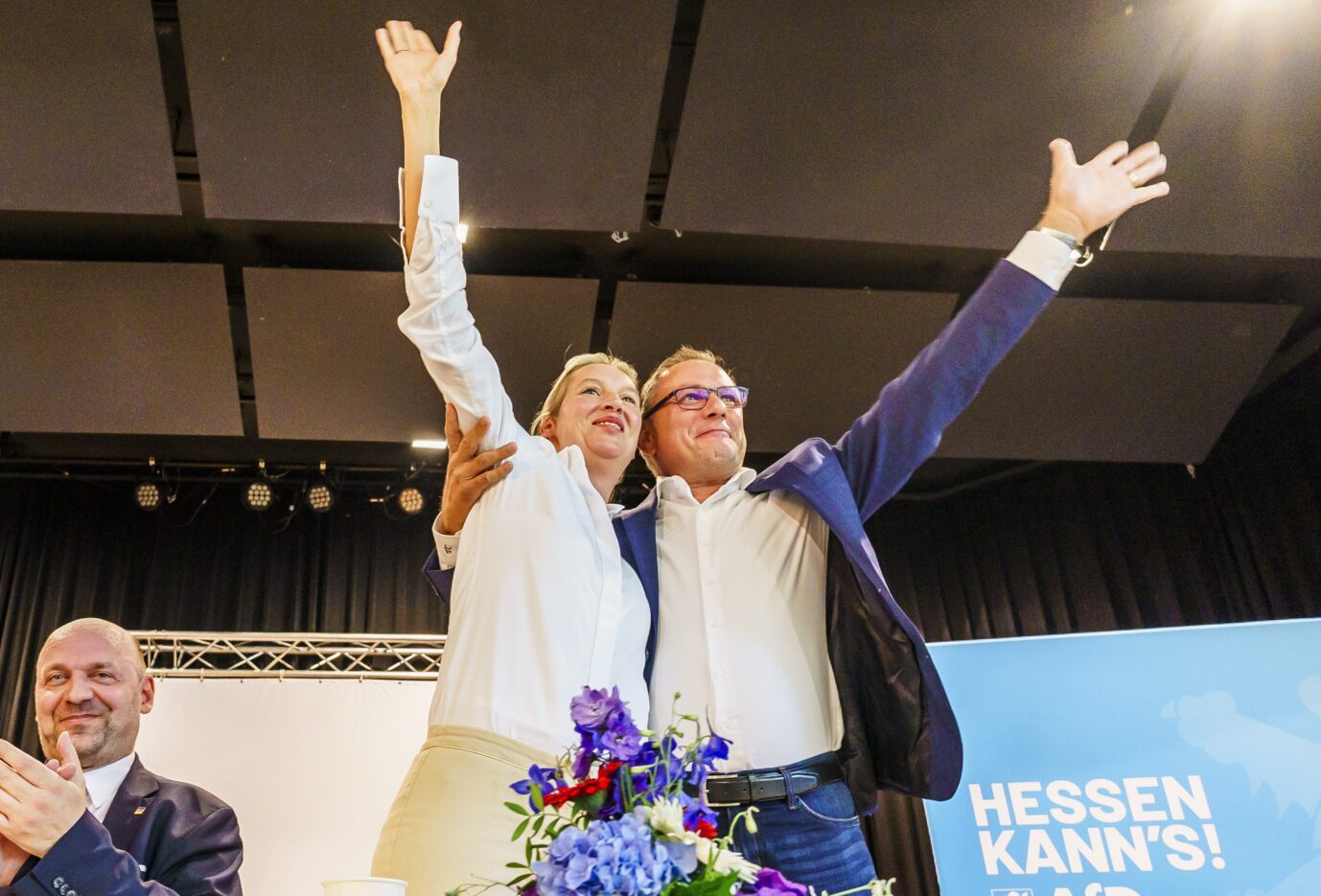 Jubel: Die AfD-Vorsitzenden Alice Weidel und Tino Chrupalla beim Landtagswahlkampf in Hessen. Foto: picture alliance/dpa | Andreas Arnold