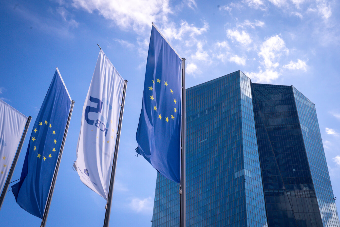 Auf dem Foto befindet sich der Sitz der Europäischen Zentralbank.