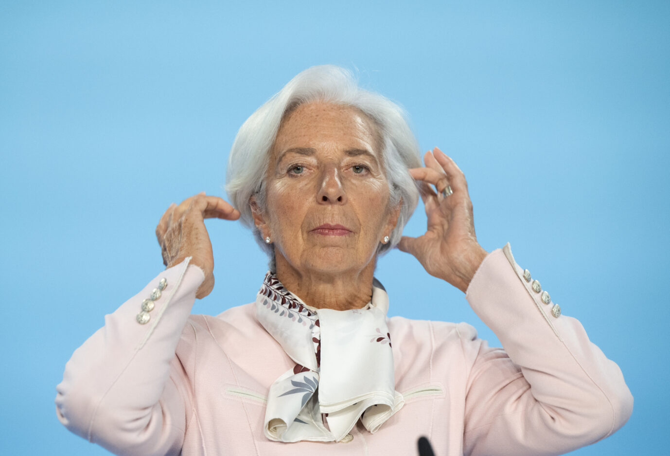 Auf dem Foto ist die EZB-Präsidentin Christine Lagarde zu sehen. Sie ist für die Euro-Lenkung zuständig.