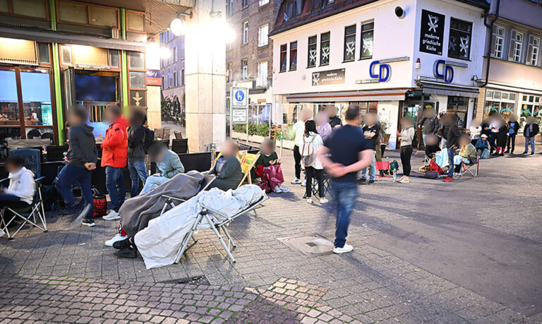Auf dem Foto stehen Migranten Schlange vor der Stuttgarter Ausländerbehörde. Das Bild steht wie viele andere für ein Asylproblem in Deutschland. (Symbolbild)