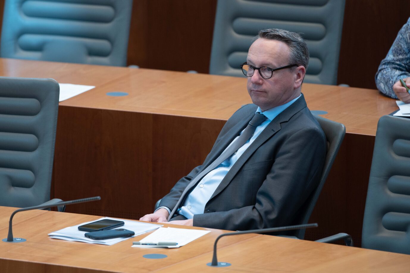 Nordrhein-Westfalens Justizminister Benjamin Limbach (Grüne) sitzt nicht mehr fest im Sattel.
