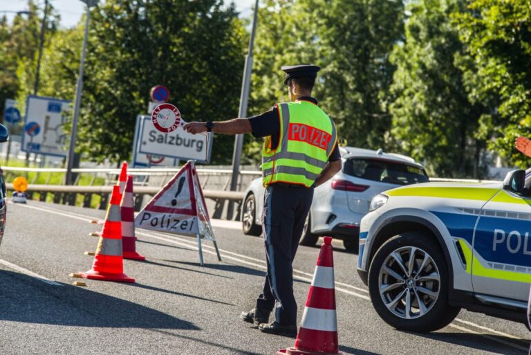 Auf dem Foto befindet sich eine Grenzkontrolle in Bayern. Während einer von diesen kam es zur Festnahme eines syrischen Schleusers, der 32 Asylbewerber nach Deutschland brachte. (Symbolbild)